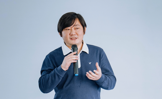 赛道夺冠引爆资本狂欢!张雪机车概念股斩获二连板,成都门店一车难求→