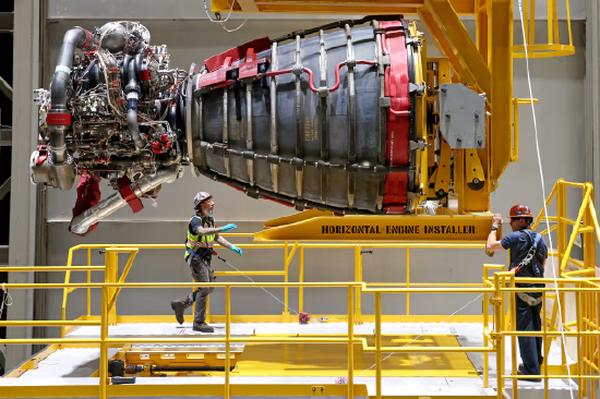 为NASA月球飞越任务打造的322英尺高火箭