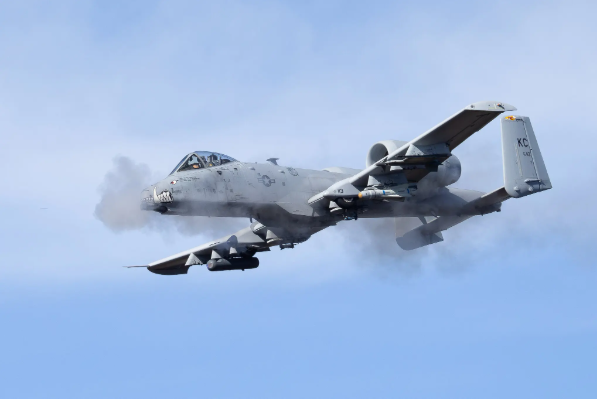 美军向中东增派18架A-10攻击机