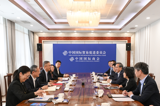 农业银行董事长谷澍与中国贸促会会长任鸿斌举行工作会谈