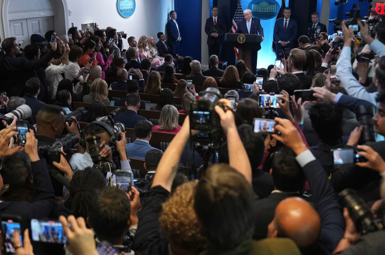 特朗普再发威胁:若伊朗不在7日20时前“投降” 将打击其民用设施