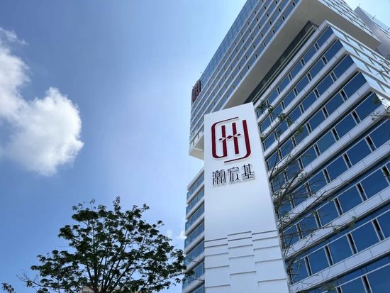 79岁“中国时尚珠宝大王”冲港股！侵权国际大牌连输两次，再现潮汕发家史