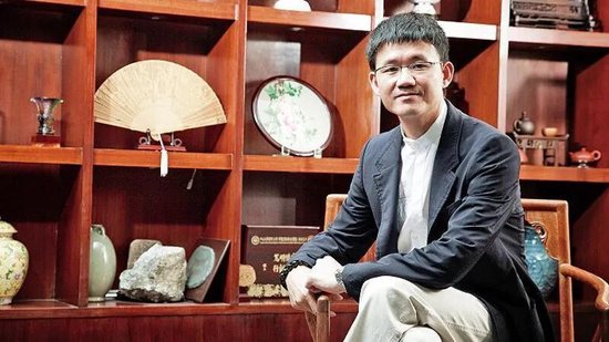 79岁“中国时尚珠宝大王”冲港股！侵权国际大牌连输两次，再现潮汕发家史