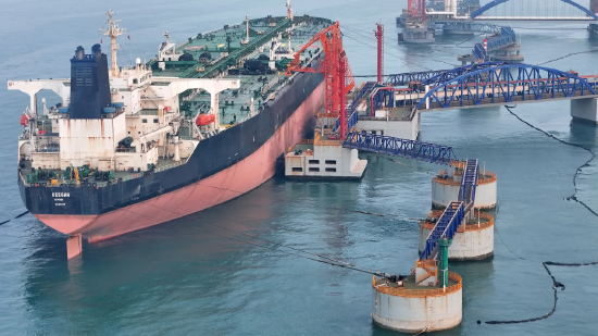 伊朗控制霍尔木兹海峡通行权，美国油价重返100美元上方