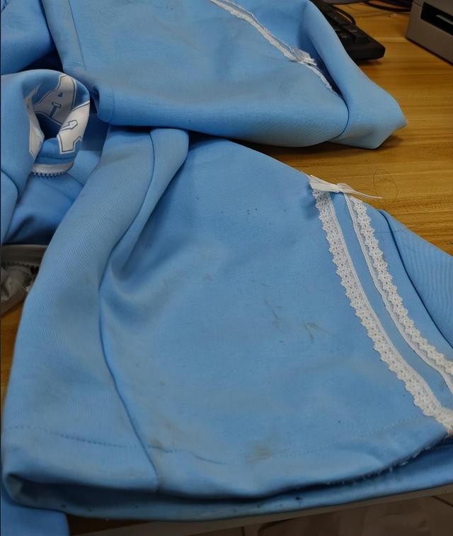 中学生演出服遭集体退货，家长称活动取消，店家曝现场视频，校方回应：属于家长自发行为