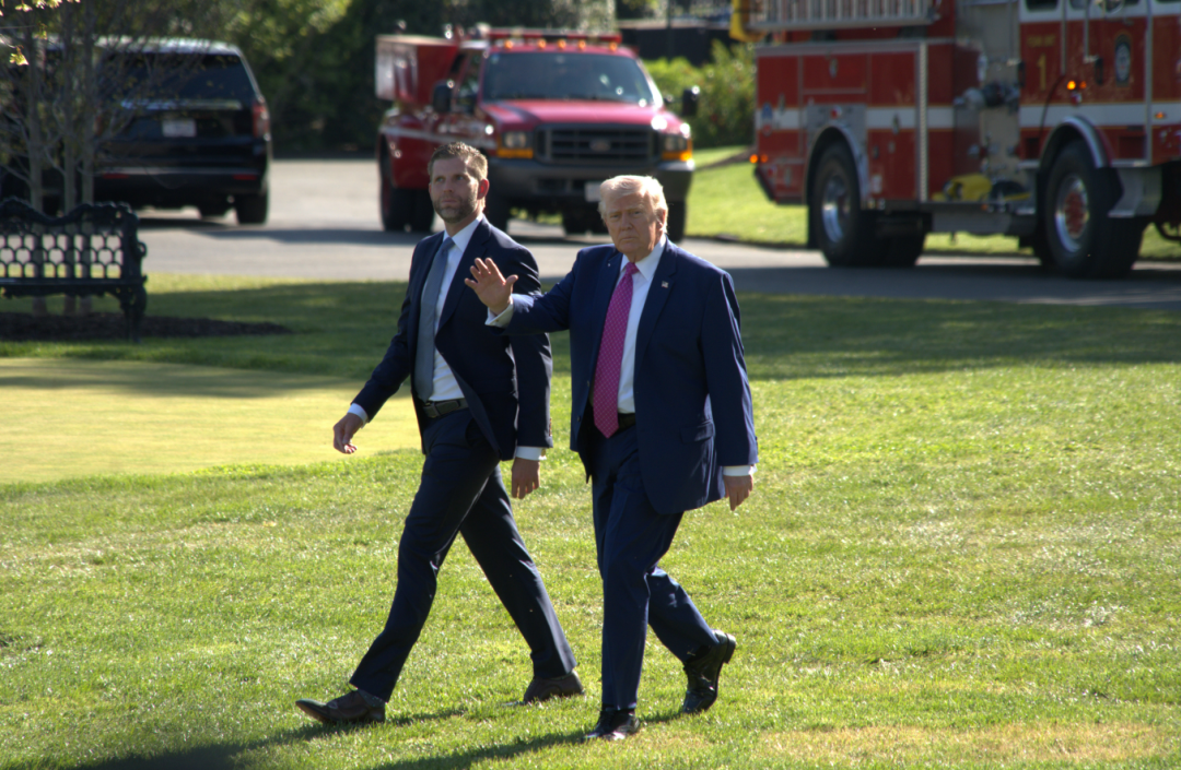 特朗普的“胆小鬼游戏”，还能玩多久？