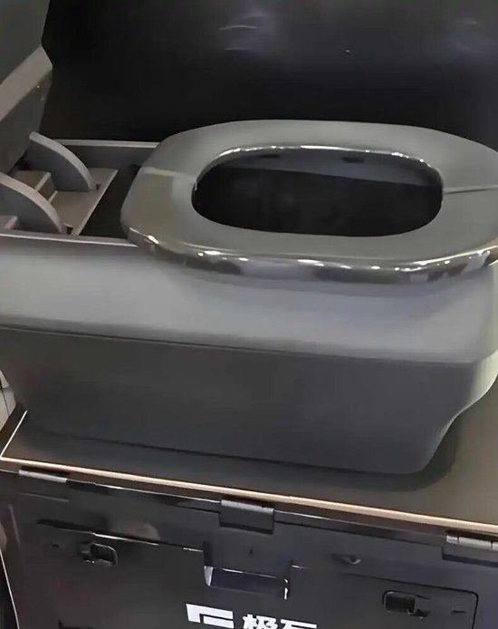 赛力斯车载马桶引争议！每台车向华为交13.6万背后，市值7个月腰斩