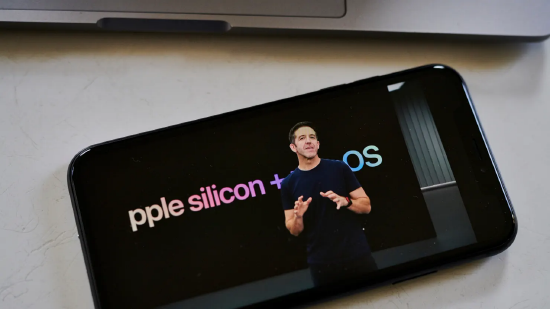 苹果新任CEO约翰・特努斯面临决定性挑战：重塑公司人工智能战略