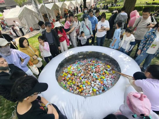 金融街嘉年华“筷乐大作战”，30秒夹多少领多少