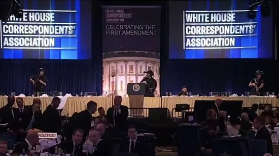 枪手已身亡，1人被捕！特朗普及其夫人撤离现场画面曝光