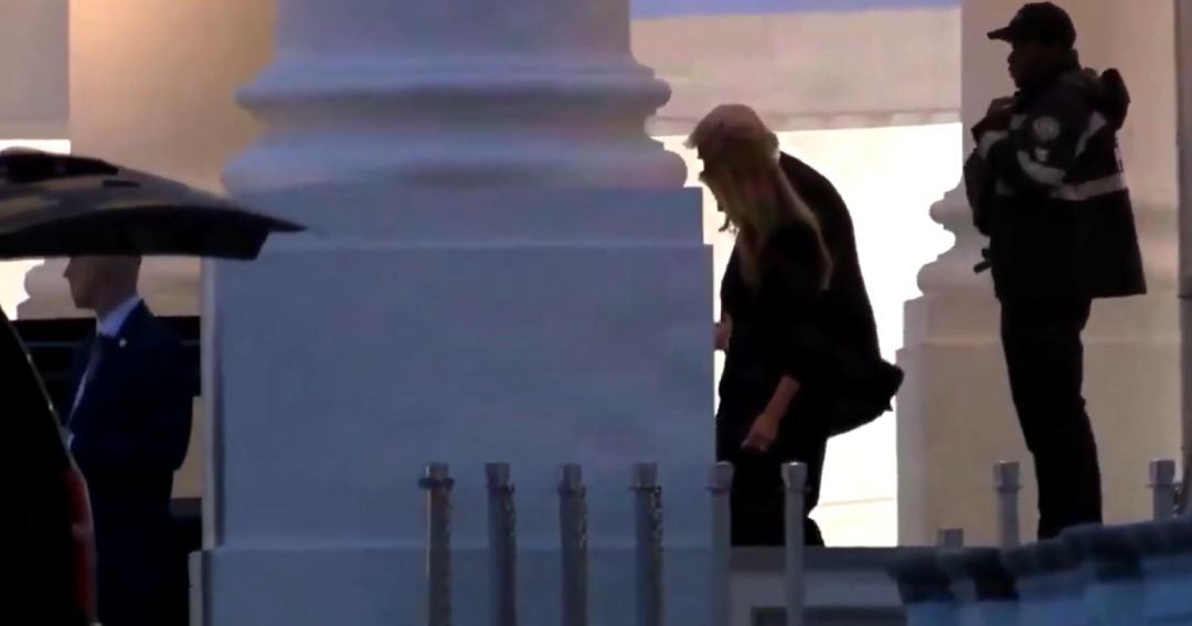 白宫现场画面曝光！枪声响起时特朗普正坐在主席台上，多名特工拔枪戒备，特朗普携夫人紧急撤离，枪手已身亡