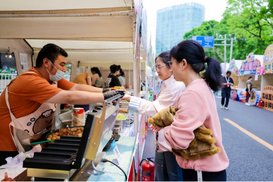 金融街嘉年华收官：机器人炒的小龙虾还没吃够，保安哥一首《海阔天空》唱哭全场
