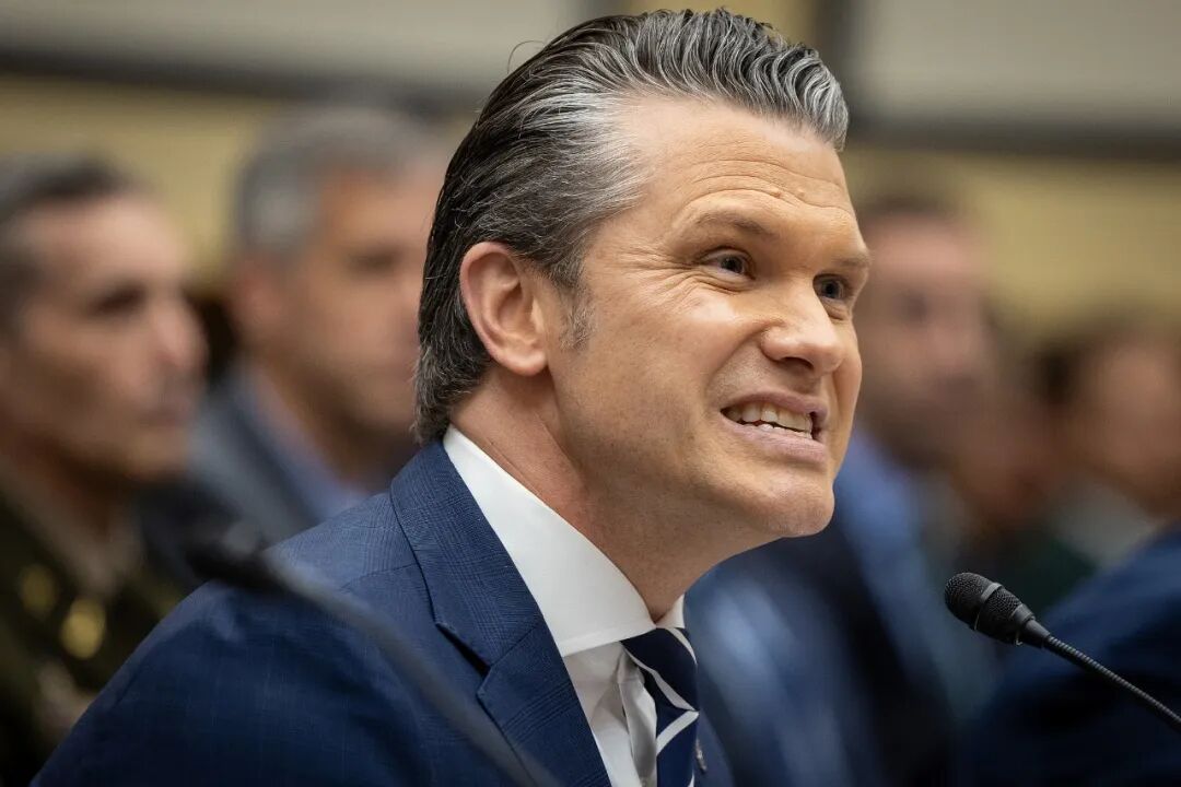 现场一度失控！美防长“破防”后面露凶相、龇牙咆哮：美国最大对手在国会，而非伊朗！对手怒批他和特朗普表现出“惊人的无能”