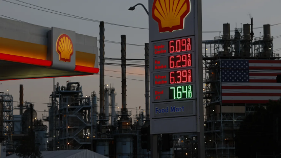 加州油价突破每加仑6美元，全美一周燃油价格暴涨近30美分