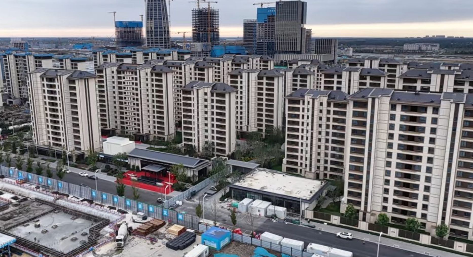 客户排队等讲解、组团看样板间，雄安新区楼市“五一”假期也热闹，依旧严格限购、现房销售