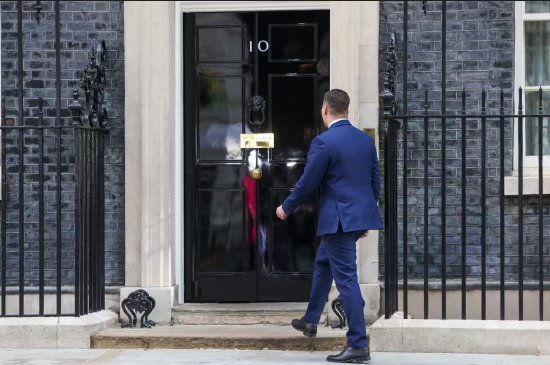 英国工党内部“逼宫”浪潮加剧,卫生大臣拜访斯塔默