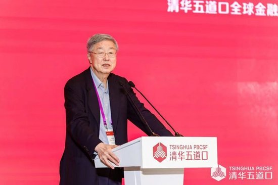 周小川：银行AI从“岗位智能化”迈向“AI原生重构”，监管黑箱难题待解